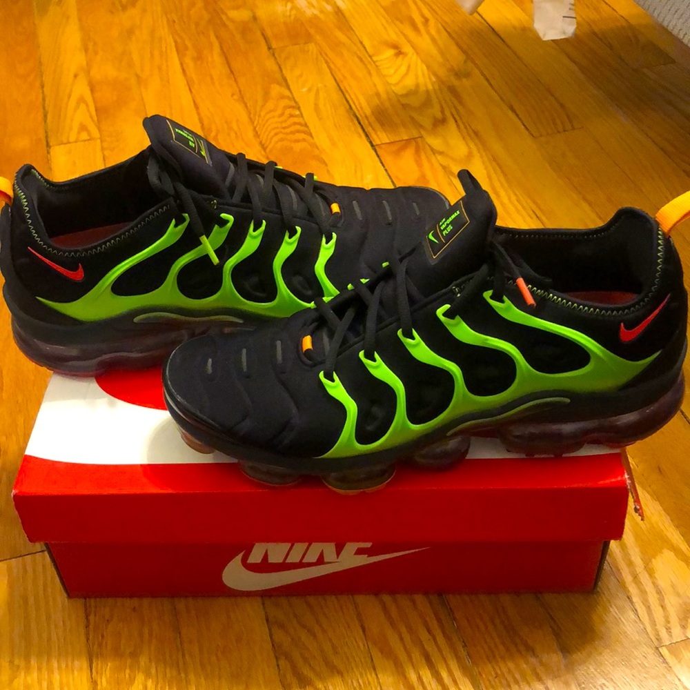 NIKE VAPORMAX PLUS Size 11.5